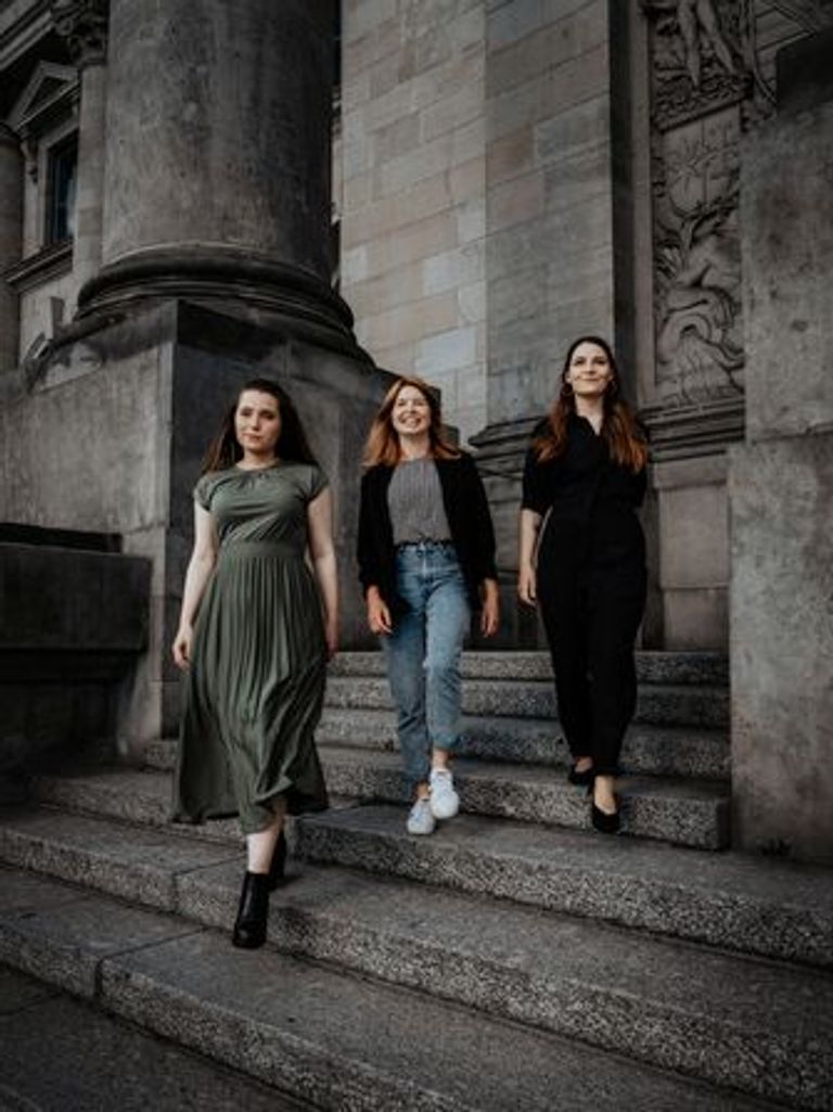 النائبات بالبرلمان الألماني على أريكة الشقة المشتركة