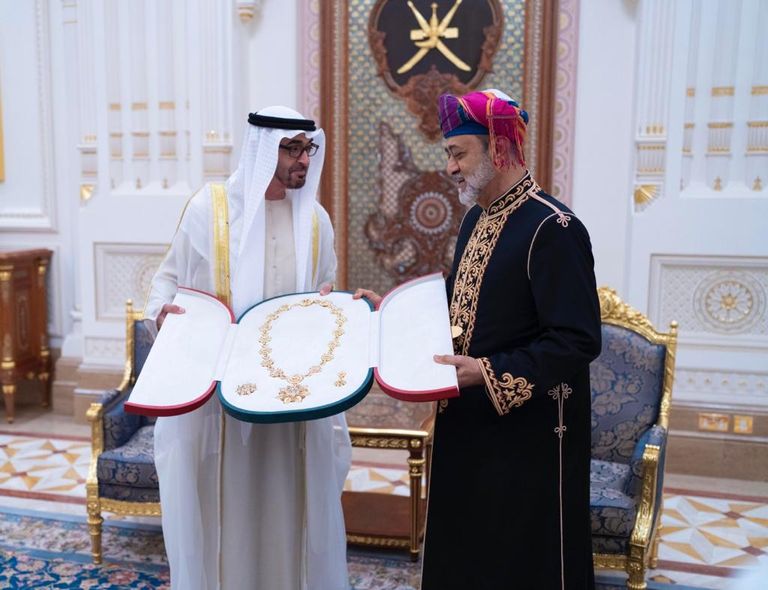 السلطان هيثم بن طارق يقلد الشيخ محمد بن زايد آل نهيان أرفع وسام عماني