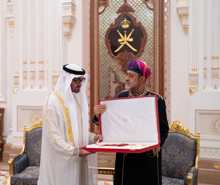 السلطان هيثم بن طارق يقلد الشيخ محمد بن زايد آل نهيان أرفع وسام عماني