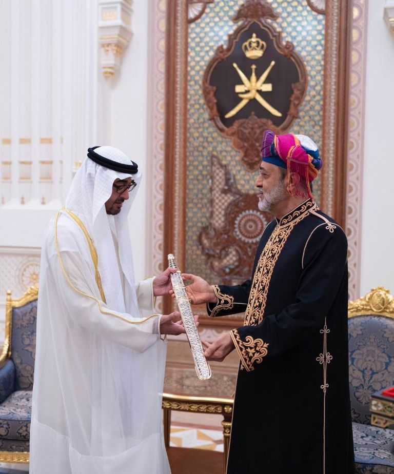 السلطان هيثم بن طارق يقلد الشيخ محمد بن زايد آل نهيان أرفع وسام عماني
