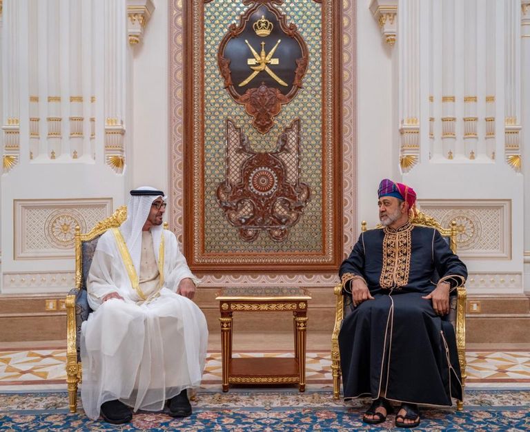 السلطان هيثم بن طارق يقلد الشيخ محمد بن زايد آل نهيان أرفع وسام عماني