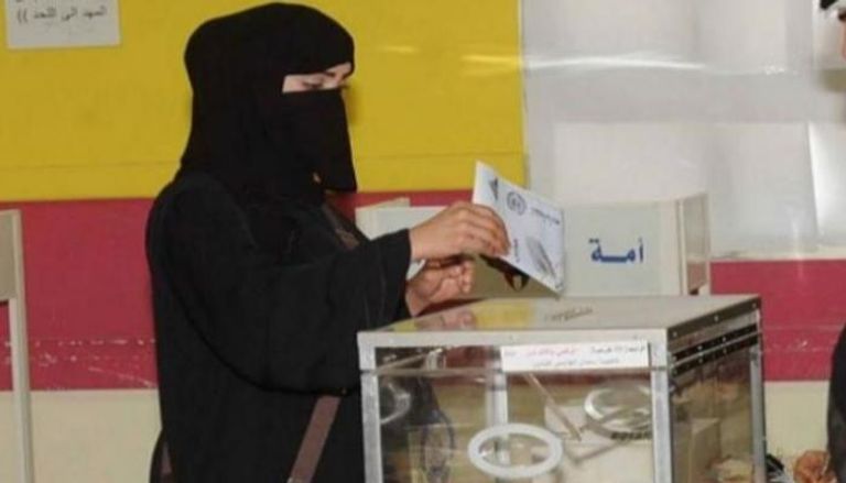  كويتية تدلي بصوتها  في انتخابات سابقة 