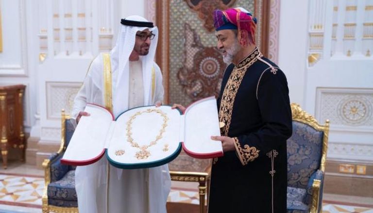 جانب من تبادل الأوسمة بين رئيس الإمارات وسلطان عمان