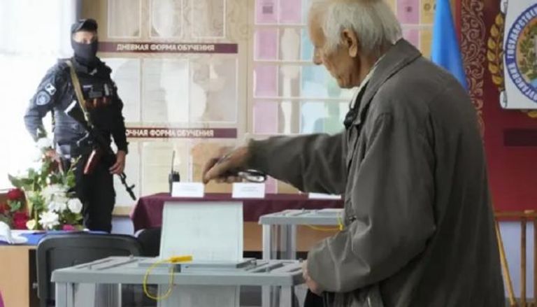 رجل يدلي بصوته في الاستفتاء في لوهانسك