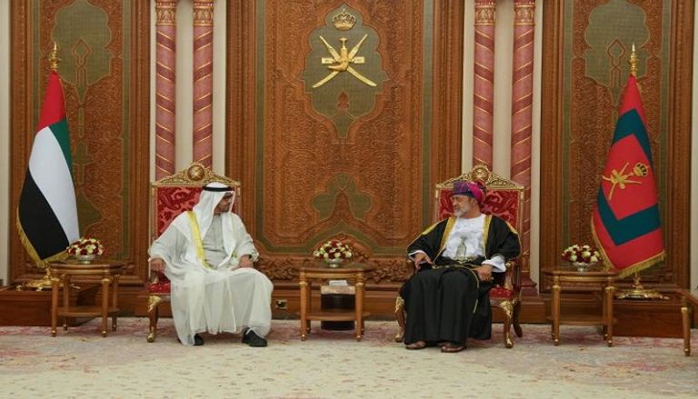 السلطان هيثم بن طارق يقلد الشيخ محمد بن زايد آل نهيان أرفع وسام عماني
