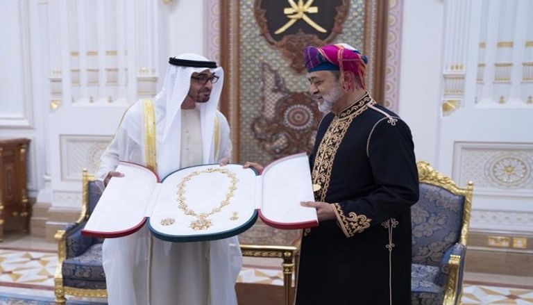 السلطان هيثم بن طارق يقلد الشيخ محمد بن زايد آل نهيان أرفع وسام عماني
