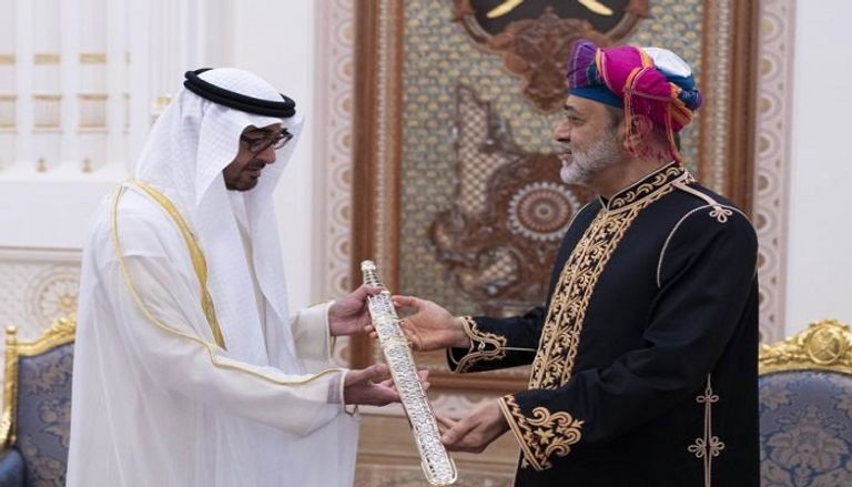 السلطان هيثم بن طارق يقلد الشيخ محمد بن زايد آل نهيان أرفع وسام عماني