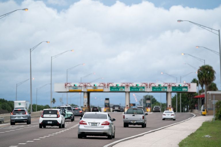 موظفو مجلس المدينة انهمكوا في ملء أكياس الرمل وتوزيعها