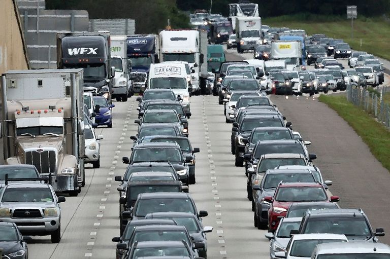 موظفو مجلس المدينة انهمكوا في ملء أكياس الرمل وتوزيعها