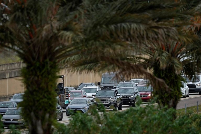 موظفو مجلس المدينة انهمكوا في ملء أكياس الرمل وتوزيعها