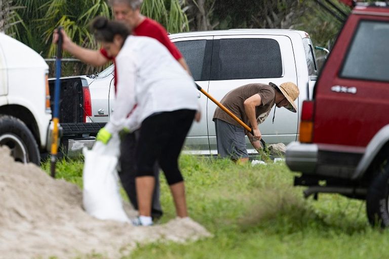 موظفو مجلس المدينة انهمكوا في ملء أكياس الرمل وتوزيعها