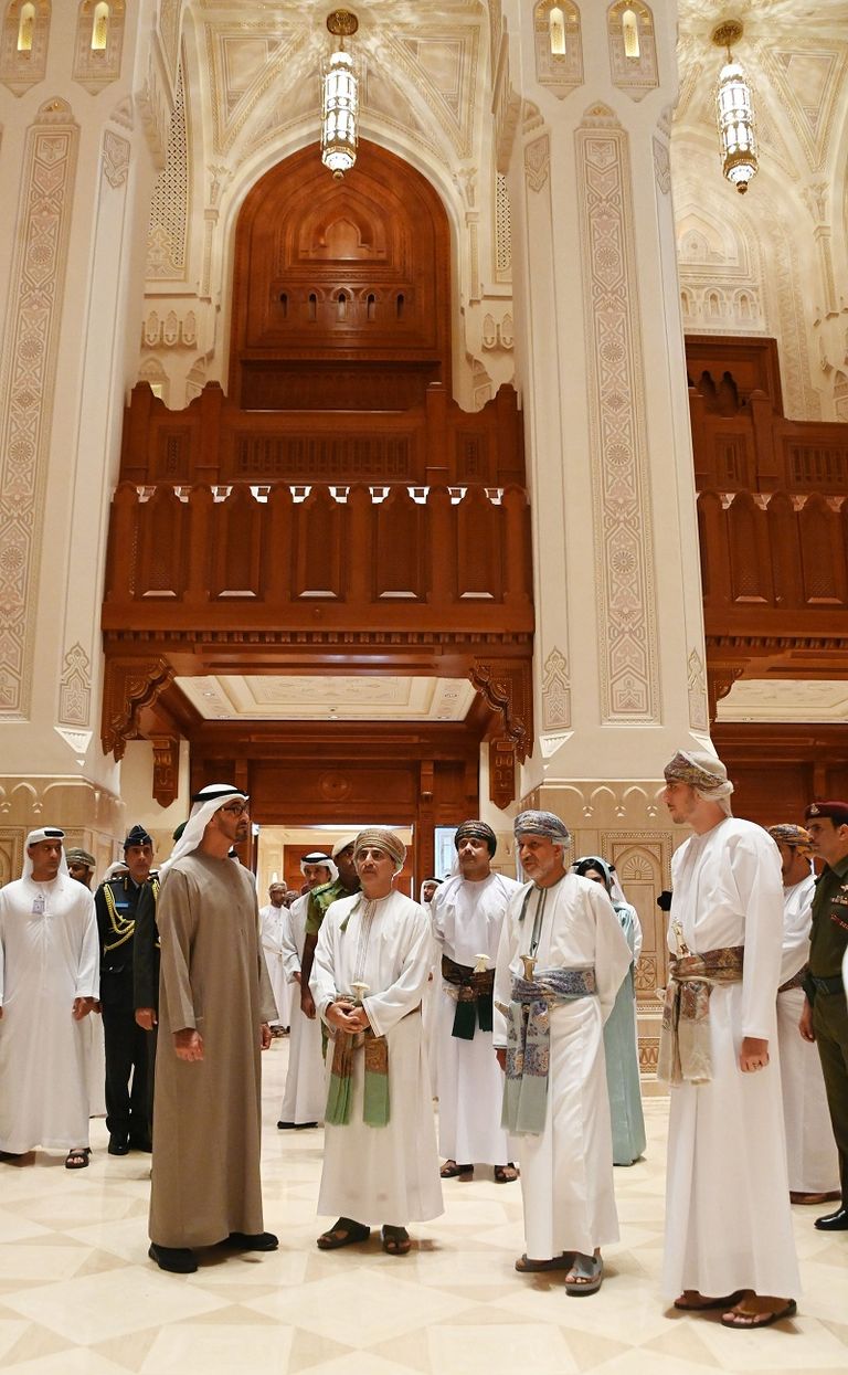 الشيخ محمد بن زايد آل نهيان والوفد المرافق له في دار الأوبرا السلطانية
