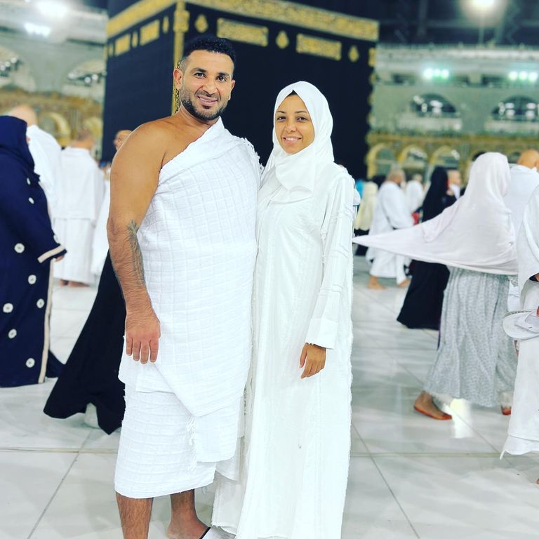 أحمد سعد خلال أداء مناسك العمرة