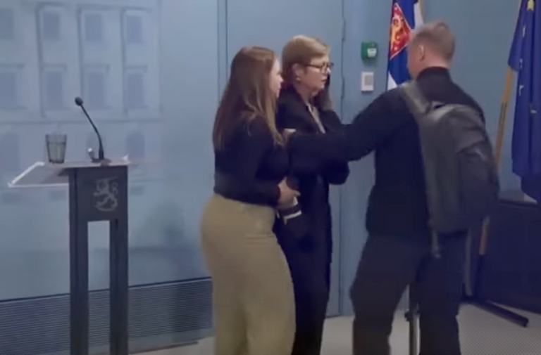 لحظة سقوط الوزيرة أرضا ومساعدتها على النهوض