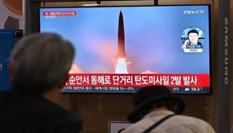 شاشة تظهر بثًا إخباريًا لتجربة صاروخ كوري شمالي – الفرنسية