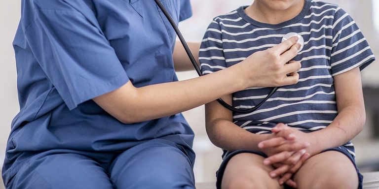 طبيبة تطمئن على قلب طفلة صغيرة - أرشيفية