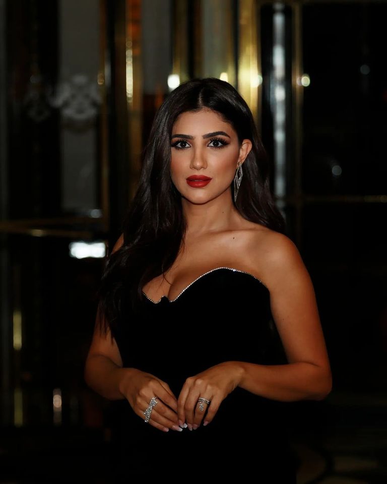مي عمر في إطلالة جذابة بالأسود الفنانة المصرية مي عمر