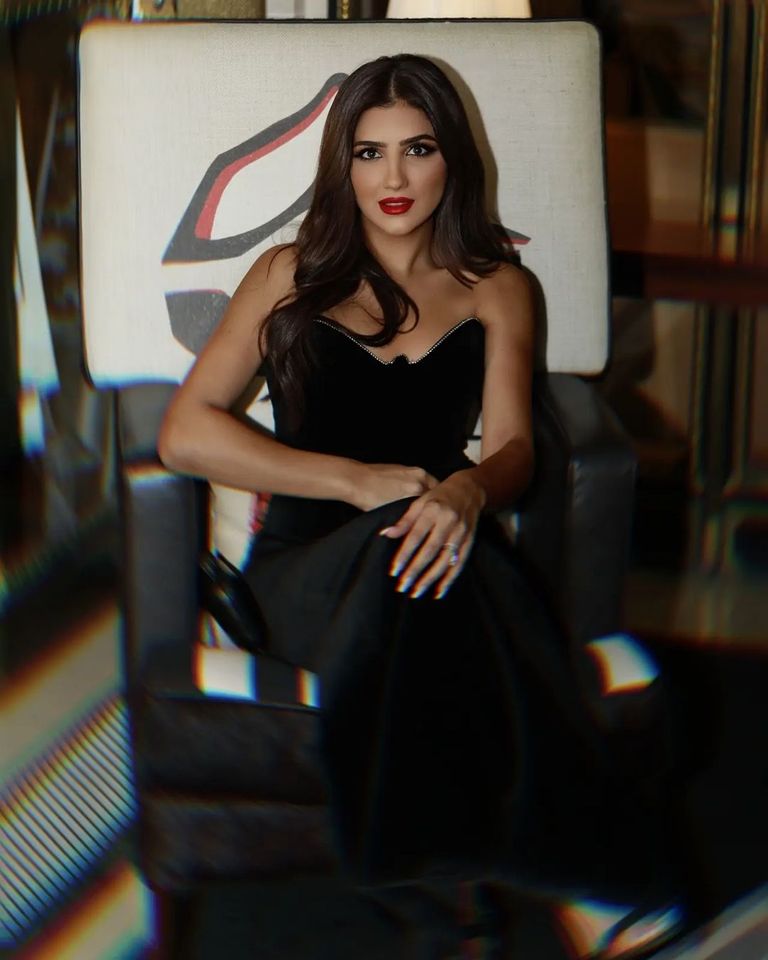 مي عمر في إطلالة جذابة بالأسود الفنانة المصرية مي عمر