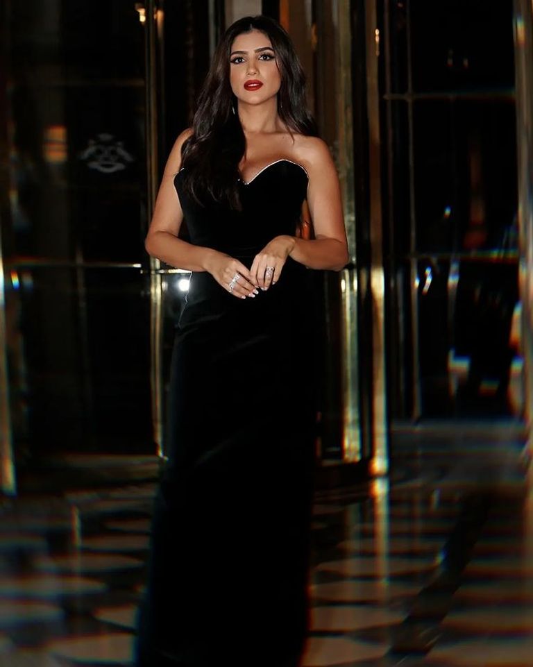 مي عمر في إطلالة جذابة بالأسود الفنانة المصرية مي عمر