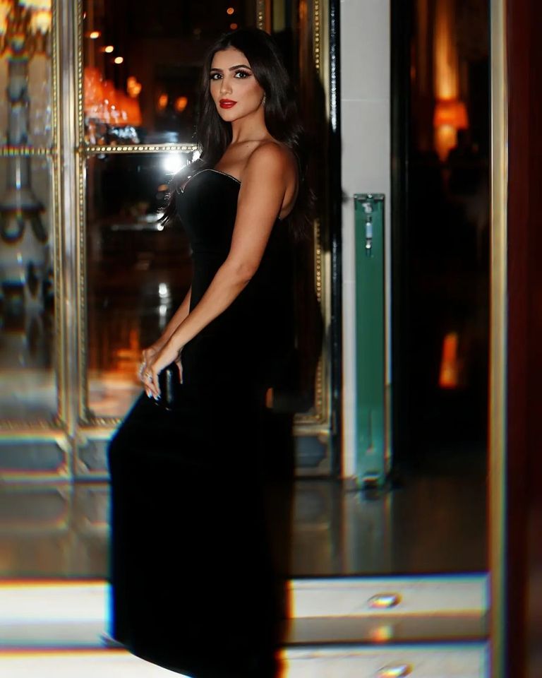 مي عمر في إطلالة جذابة بالأسود الفنانة المصرية مي عمر