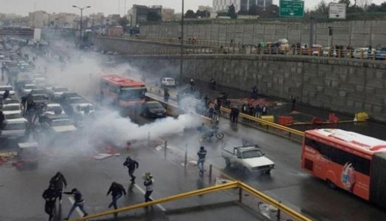 لشرطة الإيرانية تفرق احتجاجات سابقة