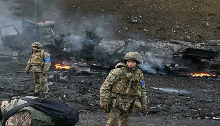 جنود أوكران بجانب آليات روسية مدمرة- أرشيفية