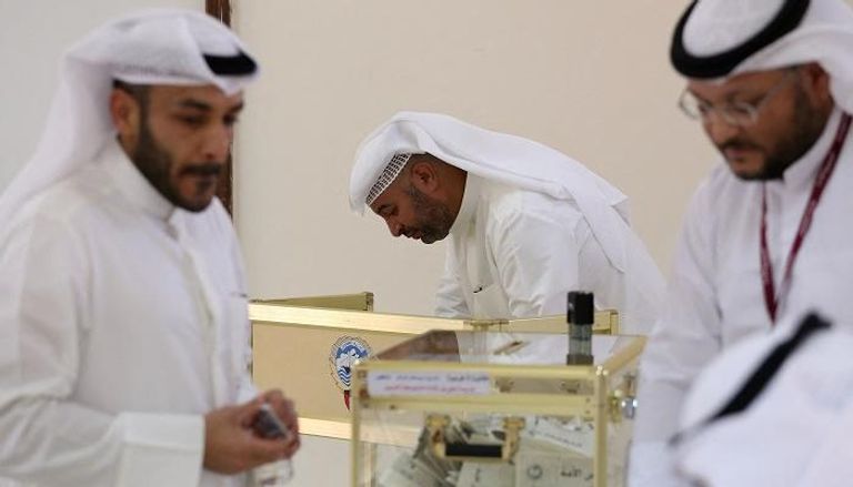 ناخبون كويتيون يدلون بأصواتهم في الانتخابات