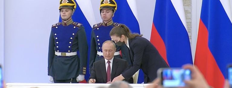 بوتين خلال توقيعه على مرسوم ضم المناطق الأوكرانية