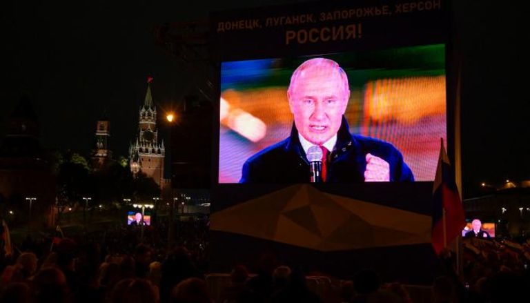 تجمع يشاهد خطاب بوتين في موسكو -أ ف ب