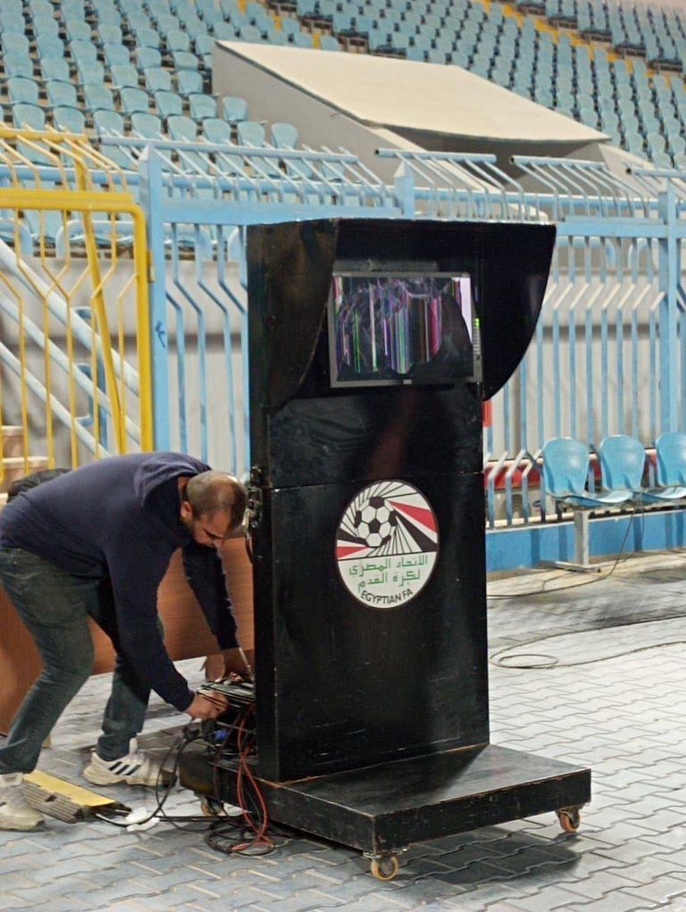 تحطيم شاشة الفار بإستاد السويس حسام حسن المدير الفني للمصري