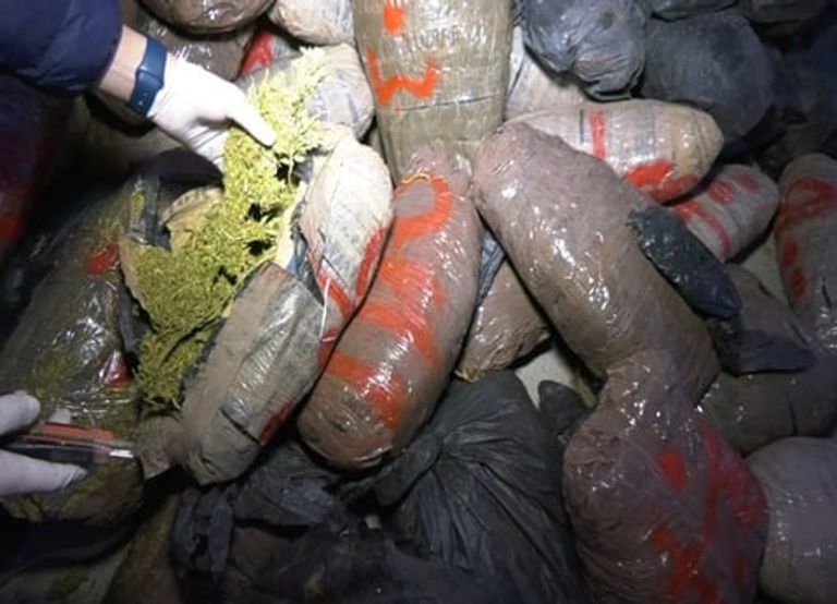 المتهمان مع المضبوطات