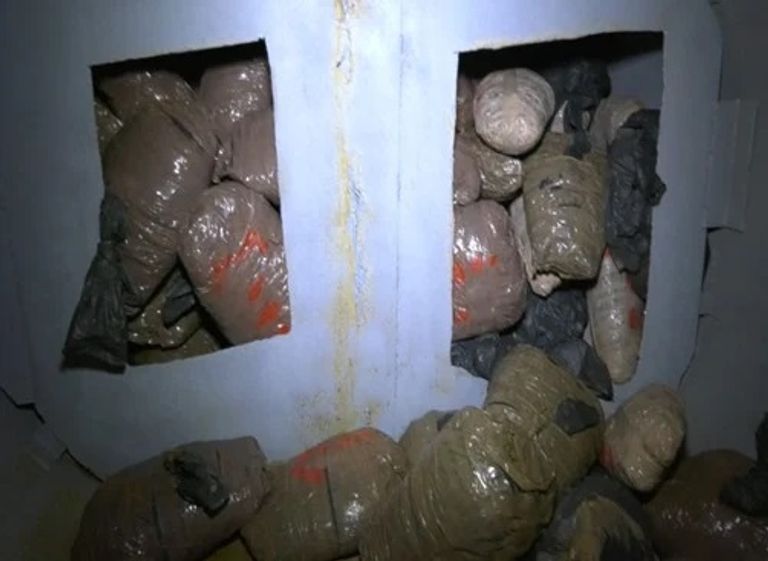 المتهمان مع المضبوطات