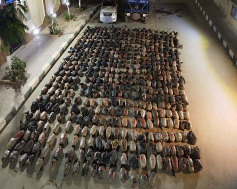 المتهمان مع المضبوطات