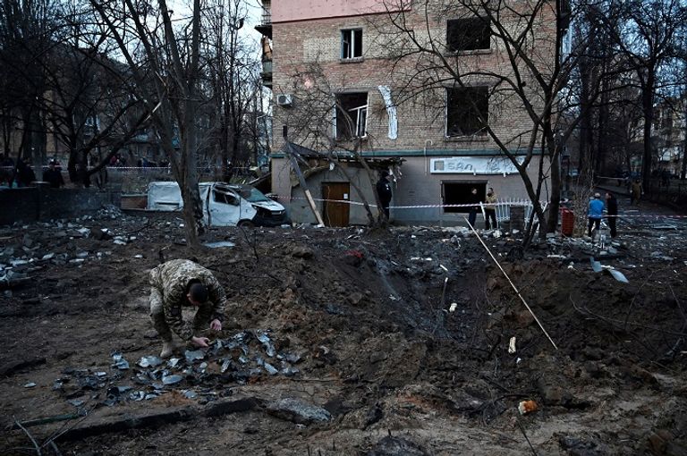 جندي أوكراني يجمع حطاما جراء قصف روسي