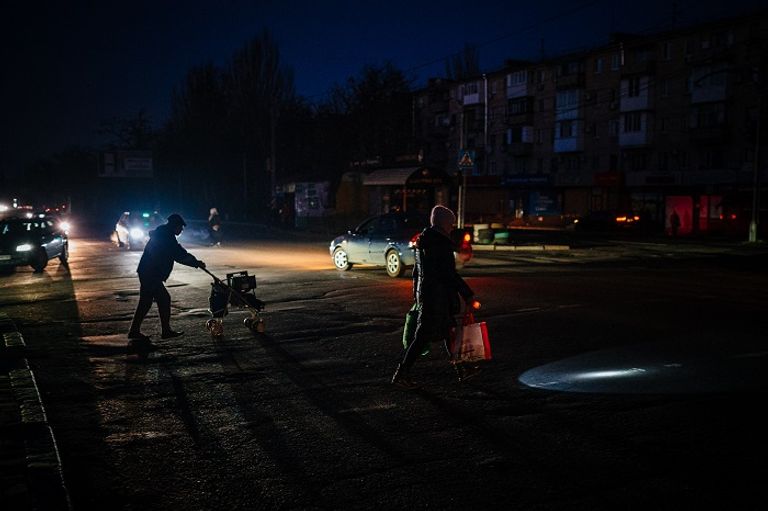 مواطنون أوكرانيون يسيرون في شوارع مظلمة عشية العام الجديد