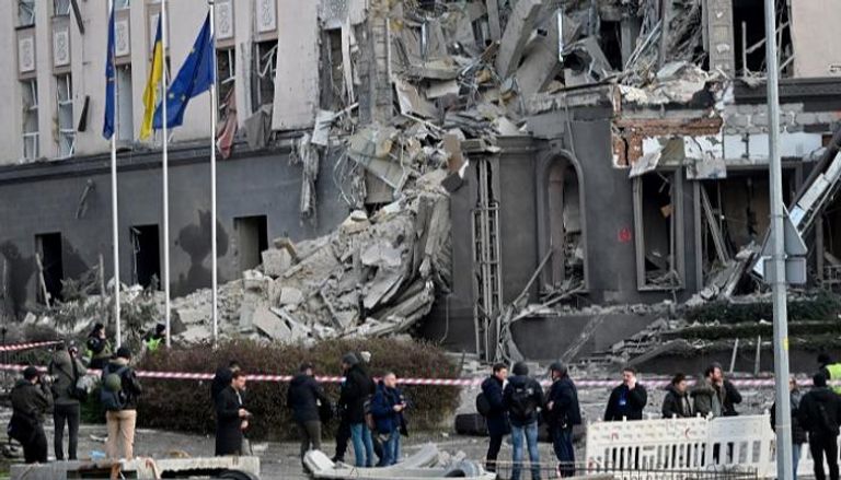 مبنى محطم جراء القصف الروسي على كييف
