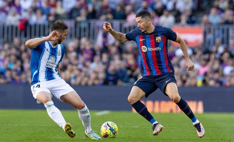 من مباراة برشلونة وإسانيول في الدوري الإسباني تشافي هيرنانديز مدرب برشلونة