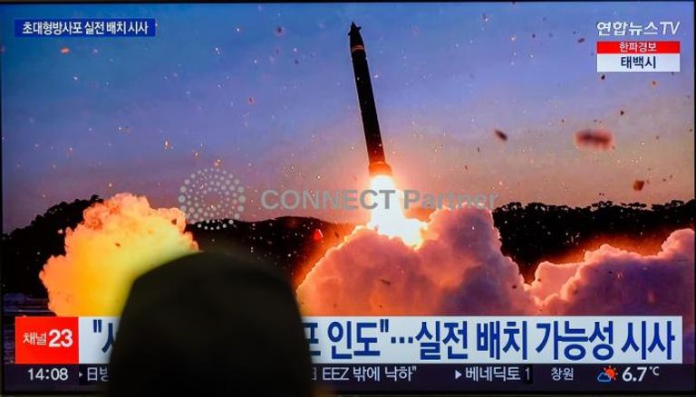 شاشة تلفزيونية تعرض لقطات لإطلاق كوريا الشمالية صاروخًا باليستيا