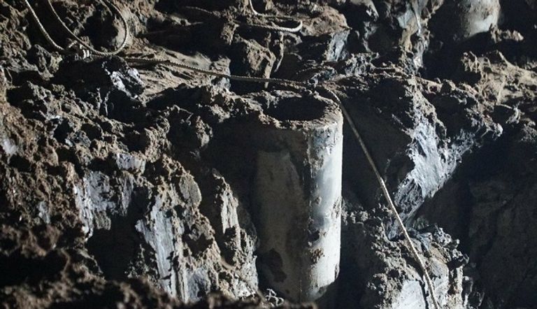 الخوف من انهيار التربة يعقد عملية إنقاذ الطفل