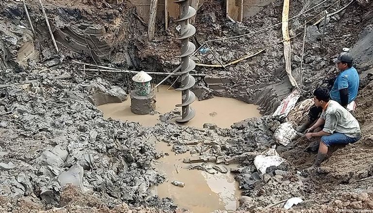 الخوف من انهيار التربة يعقد عملية إنقاذ الطفل