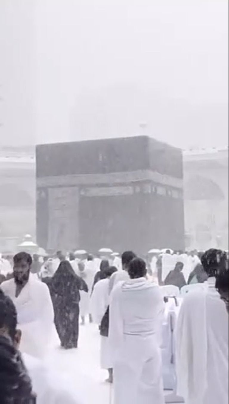 سقوط أمطار على المسجد الحرام