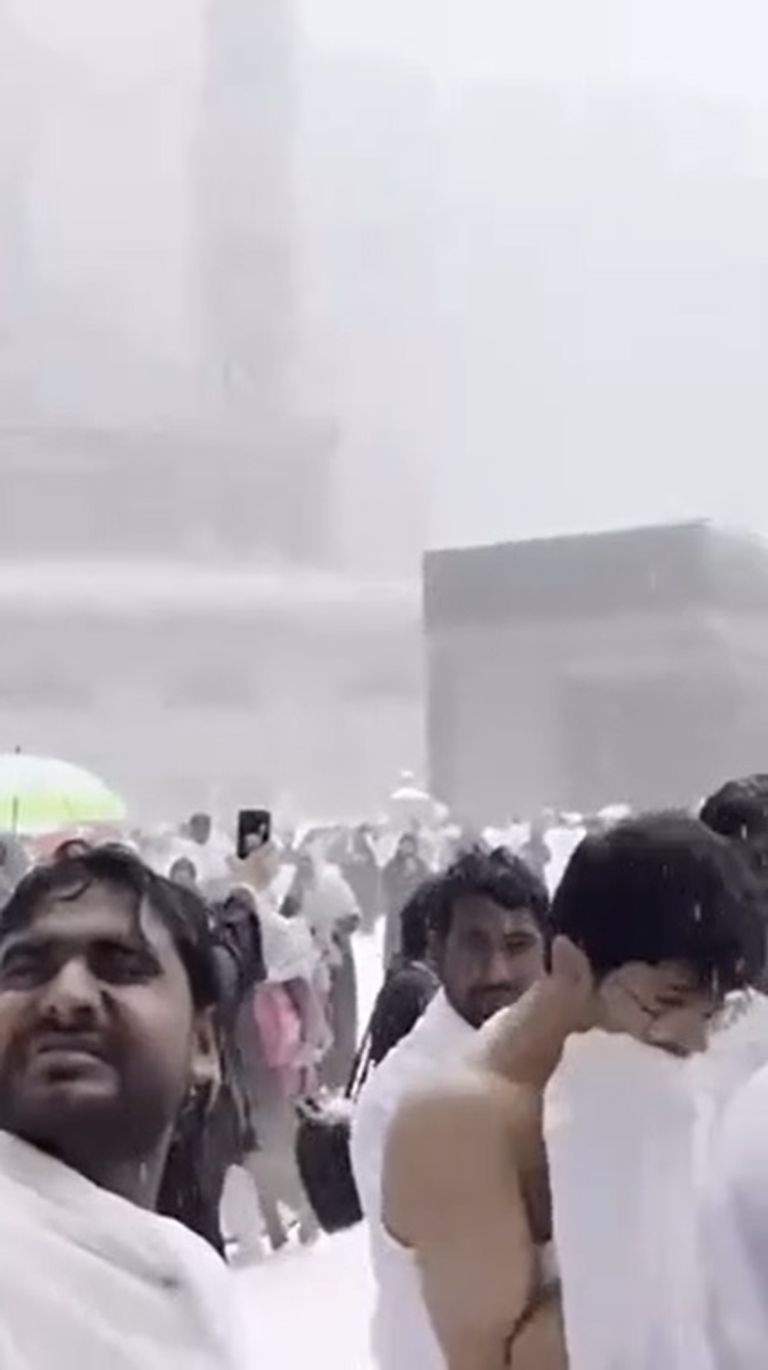سقوط أمطار على المسجد الحرام