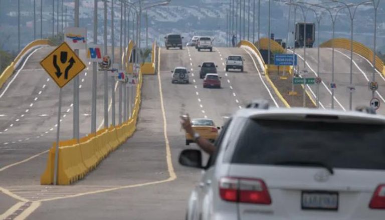 جسر تينديتاس الذي يربط بين كولومبيا وفنزويلا