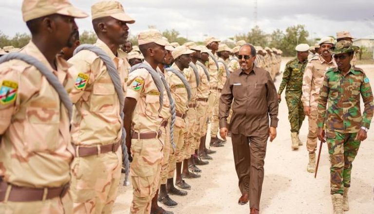 الرئيس الصومالي يتفقد القوات العائدة من إريتريا