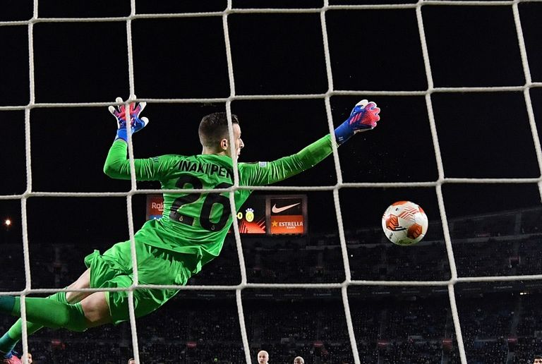 بينيا خلال مباراته مع جالاتا سراي ضد برشلونة بينيا ضد برشلونة في الدوري الأوروبي