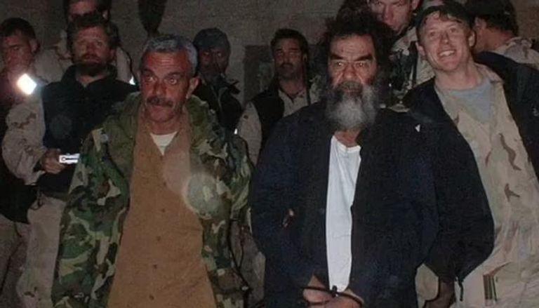 لحظة اعتقال الرئيس العراقي الراحل صدام حسين