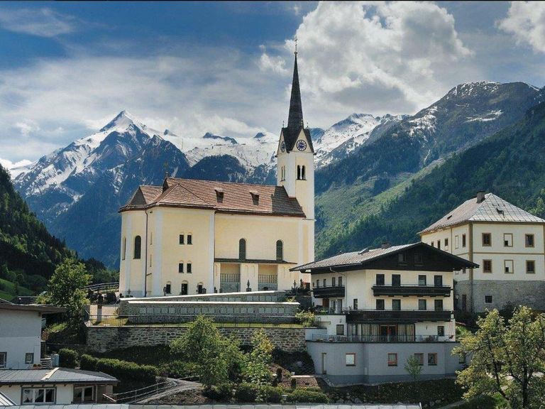 أبرشية كنيسة القديسة مارغريت أحد أماكن السياحة في كابرون