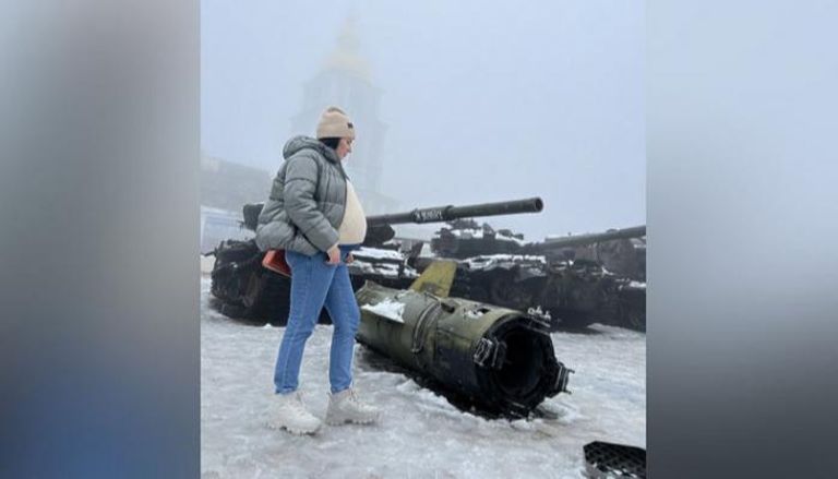 كاترينا أمام أحد المعدات الروسية التي تمت مصادرتها في كييف