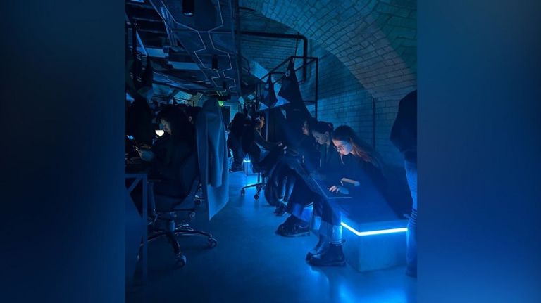 كاترينا أمام إحدى المعدات الروسية التي تمت مصادرتها في كييف