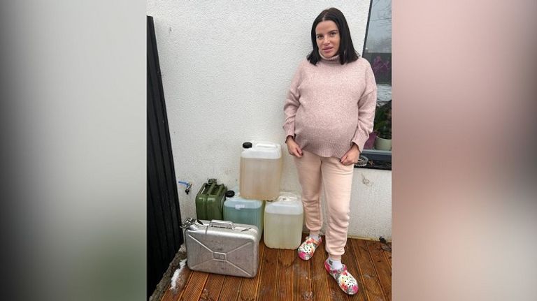 كاترينا أمام إحدى المعدات الروسية التي تمت مصادرتها في كييف